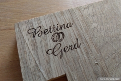 Lasergravur von Namen auf Holz