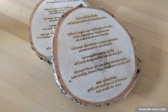 Lasergravur von Menükarten zur Hochzeit auf Birke Baumscheiben mit Rinde
